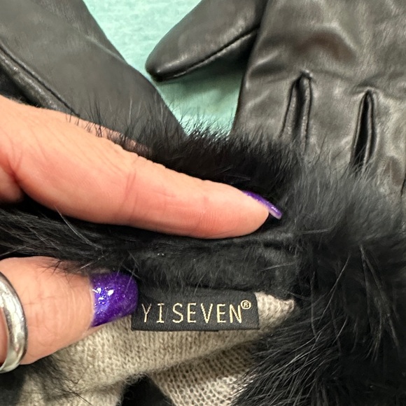 Luxurious Black Fur-Trimmed Leather Gloves - Picture 5 of 8